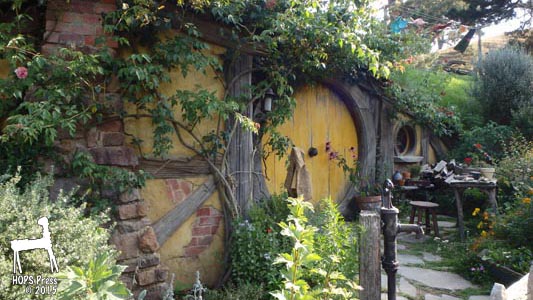 Hobbit house with chimney.