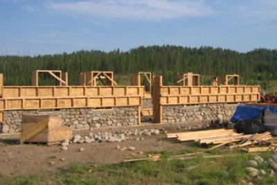 Slipform Stone forms leapfrog up wall. ALIGN=CENTER WIDTH=